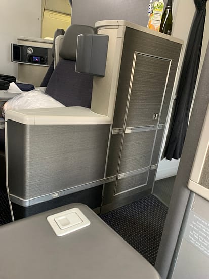 Neil Scrivener reviews the American Airlines Flagship Business seat in a forward-facing cabin, on the Boeing 777. 