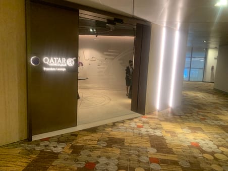 Neil Scrivener reviews the Qatar Airways Lounge in Singapore's Changi Airport at Terminal 1. 