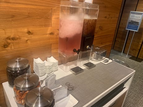 Neil Scrivener reviews the American Express Centurion Lounge at B-Gates in Seattle-Tacoma Airport. Available to American Express Platinum Card holders. 