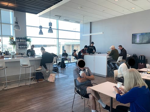 Neil Scrivener reviews the Aspire Lounge in San Diego's International Airport. 