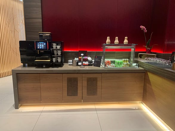 Neil Scrivener reviews the Air Canada Maple Lounge at Heathrow's Terminal 2, for Business Class and Star Alliance Gold travelers