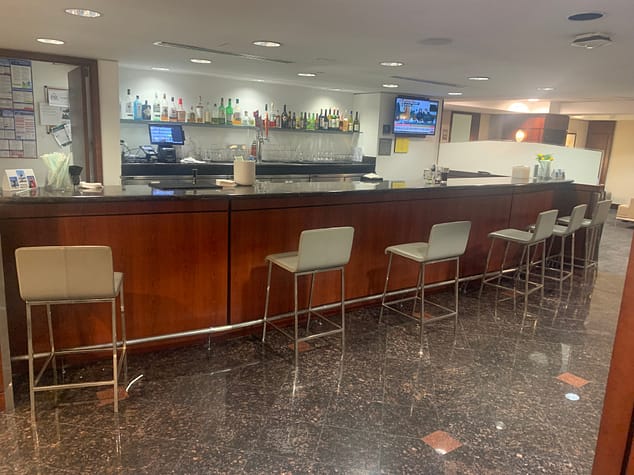 Neil Scrivener reviews the United Airlines United Club at C17 in Washington Dulles' (IAD) Concourse C. 