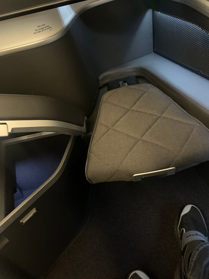 Neil Scrivener reviews British Airways First / First Class Cabin on their Boeing 777-300ER from LAX to LHR