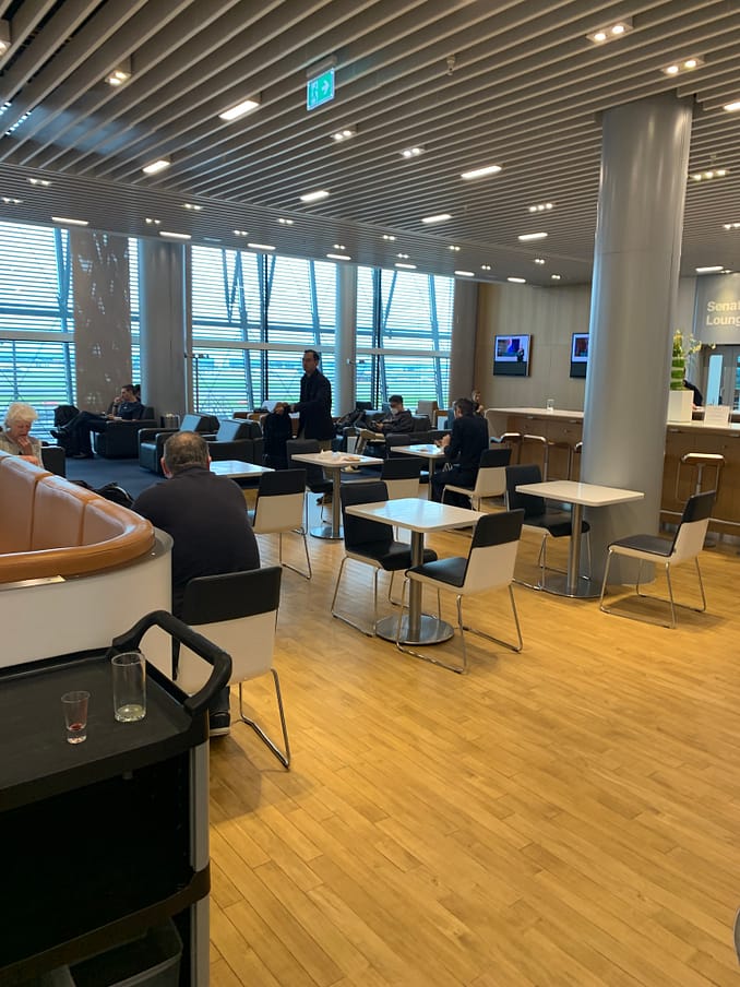 Neil Scrivener reviews the Lufthansa / Star Alliance Gold Lounge for Business Class passengers a London Heathrow Terminal 2. LHR.